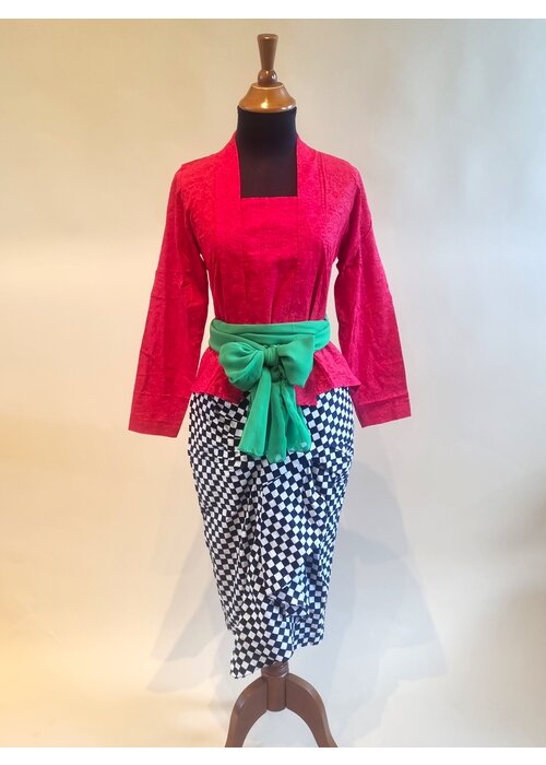 Kebaya kutubaru rood met bijpassende korte rok & selendang