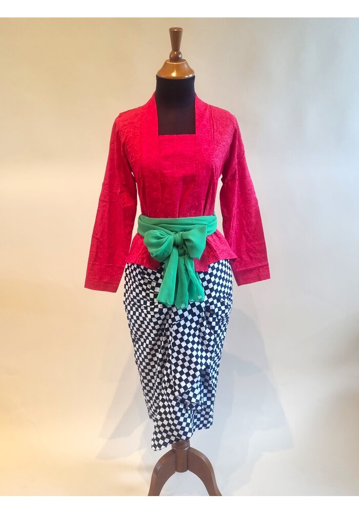 Kebaya kutubaru rood met bijpassende korte rok & selendang