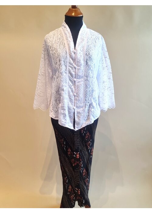 Kebaya klassiek wit met bijpassende rok plissé