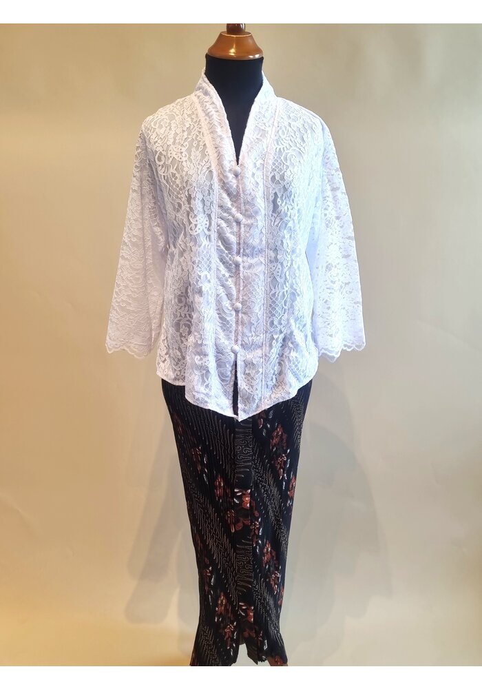 Kebaya klassiek wit met bijpassende rok plissé