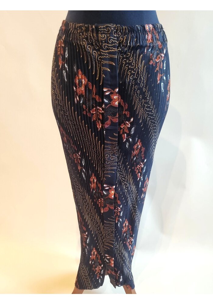 Kebaya klassiek wit met bijpassende rok plissé