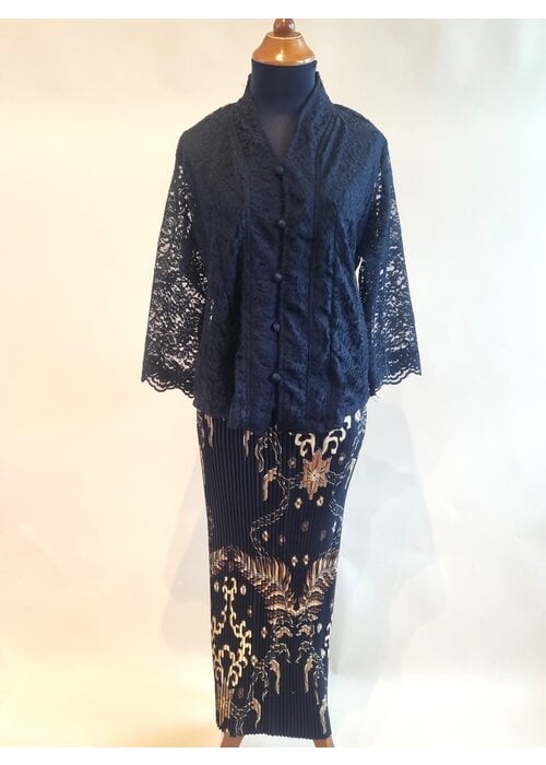 Kebaya klassiek zwart met bijpassende rok plissé