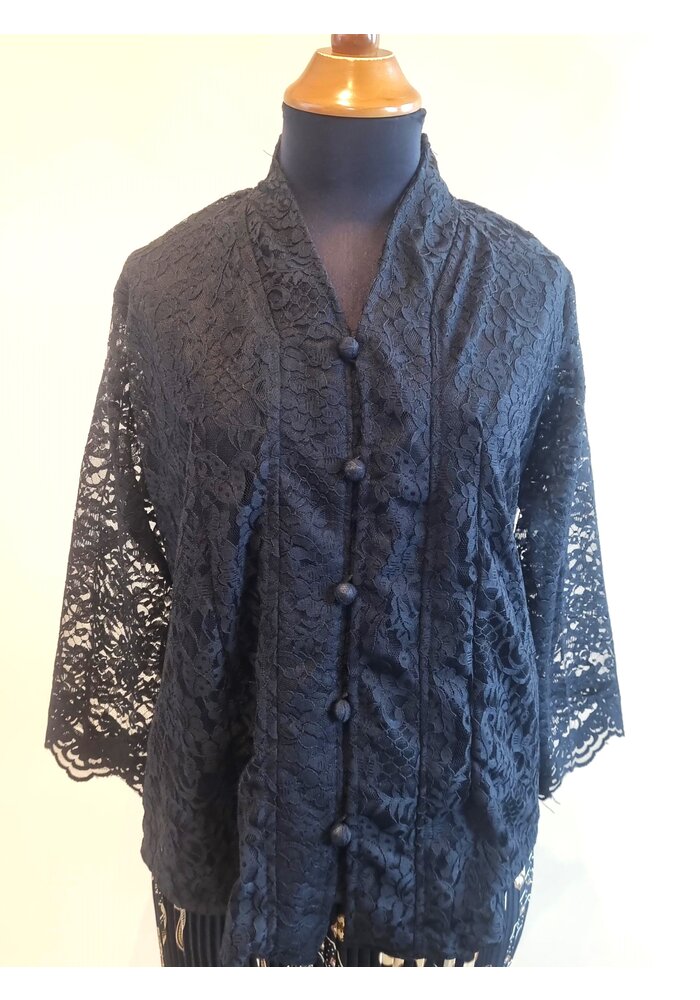 Kebaya klassiek zwart met bijpassende rok plissé