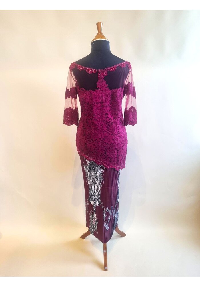 Kebaya elegant bordeaux met bijpassende rok plissé