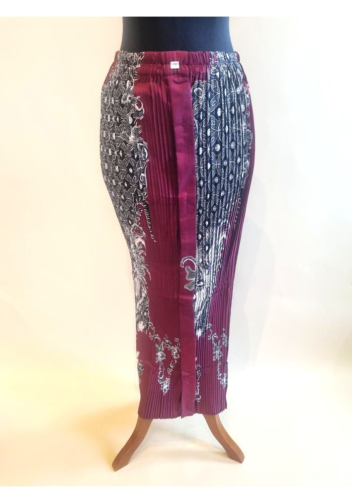 Kebaya elegant bordeaux met bijpassende rok plissé