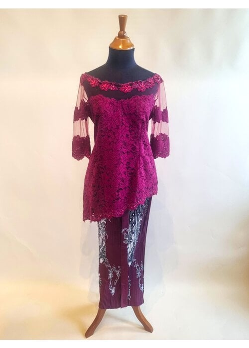 Kebaya elegant bordeaux met bijpassende rok plissé