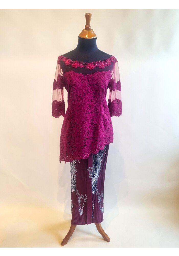 Kebaya elegant bordeaux met bijpassende rok plissé