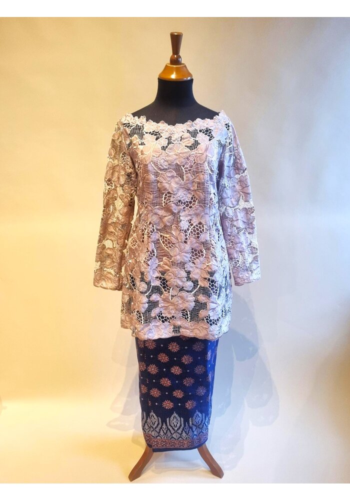 Kebaya elegant acacia met bijpassende sarong songket