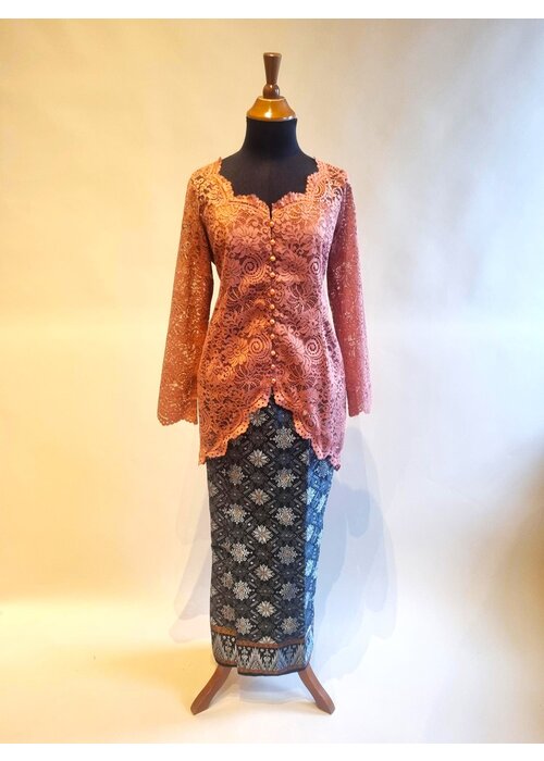 Kebaya elegant terracotta met bijpassende sarong songket