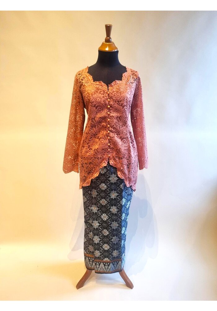 Kebaya elegant terracotta met bijpassende sarong songket