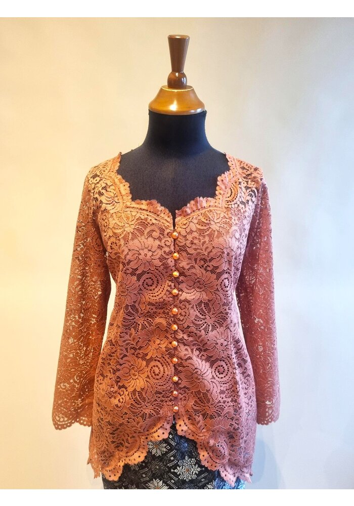 Kebaya elegant terracotta met bijpassende sarong songket