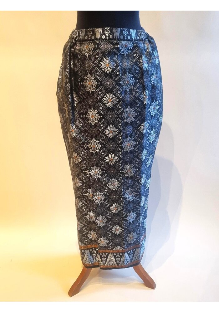 Kebaya elegant terracotta met bijpassende sarong songket