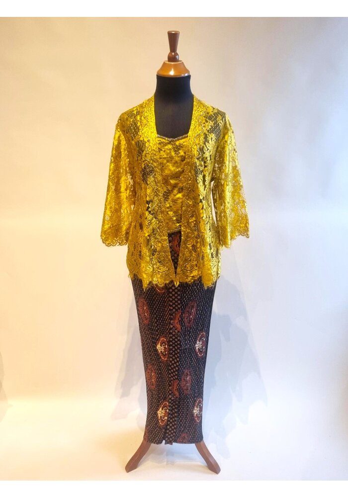 Kebaya elegant gold 3/4 mou met bijpassende rok plissé