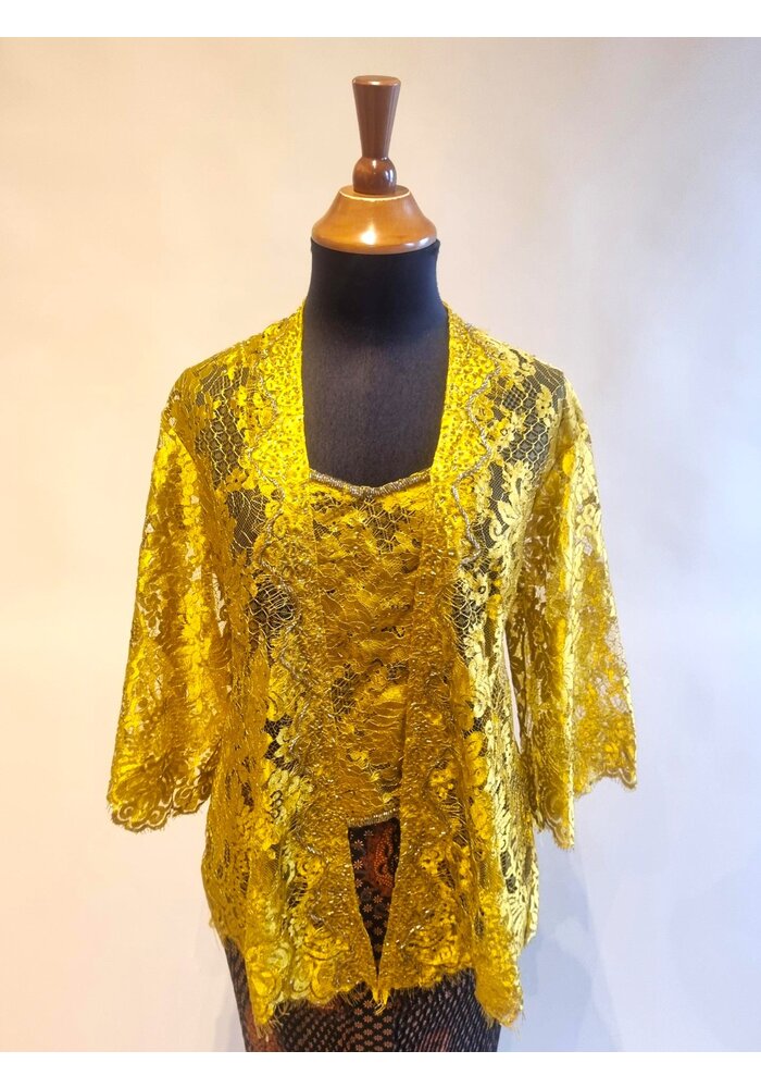 Kebaya elegant gold 3/4 mou met bijpassende rok plissé