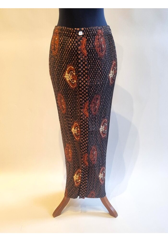 Kebaya elegant gold 3/4 mou met bijpassende rok plissé