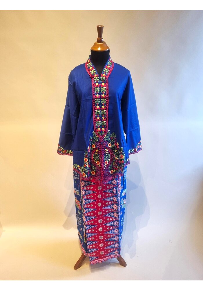 Kebaya encim blauw met bijpassende sarong & selendang
