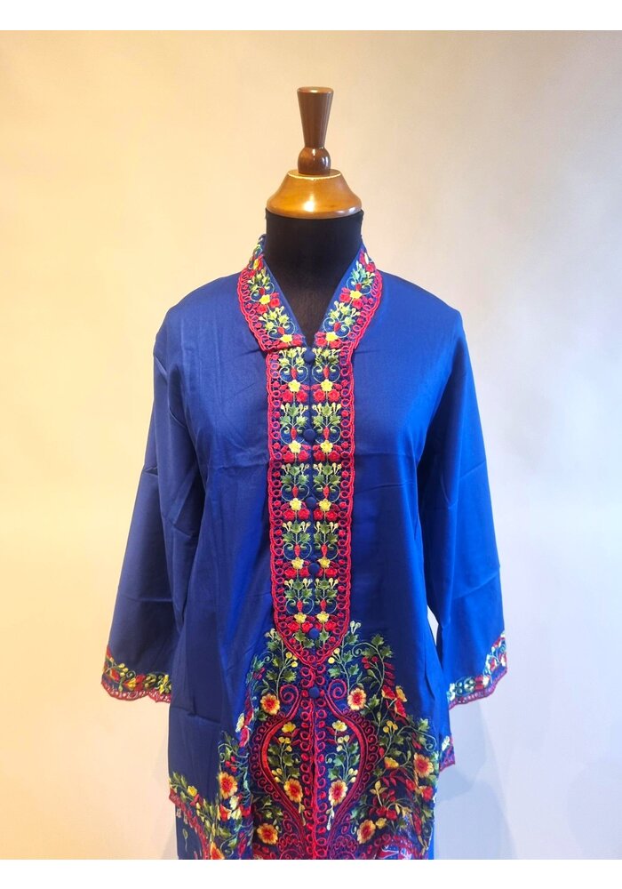 Kebaya encim blauw met bijpassende sarong & selendang