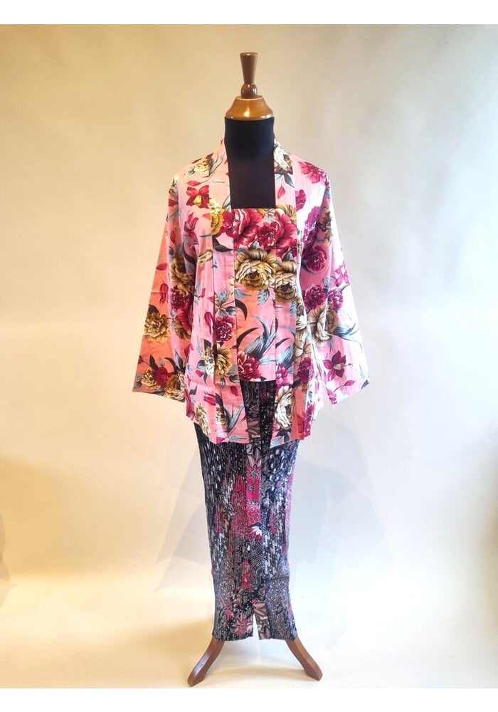 Kebaya kutubaru fleurig met bijpassende rok plisse