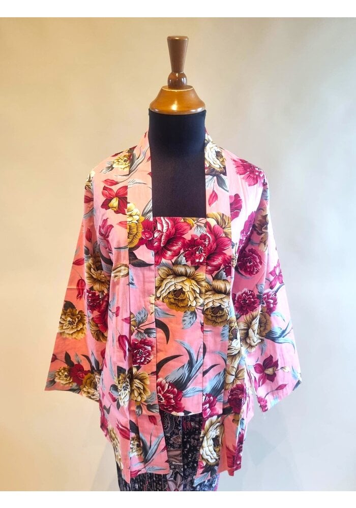 Kebaya kutubaru fleurig met bijpassende rok plisse