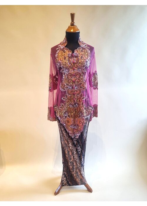 Kebaya glamour oudroze met bijpassende rok plissé