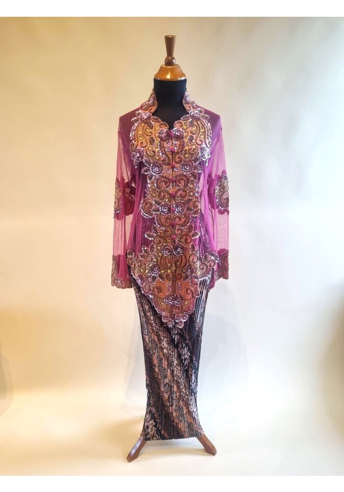 Kebaya glamour oudroze met bijpassende rok plissé