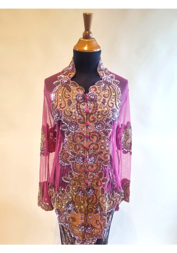 Kebaya glamour oudroze met bijpassende rok plissé