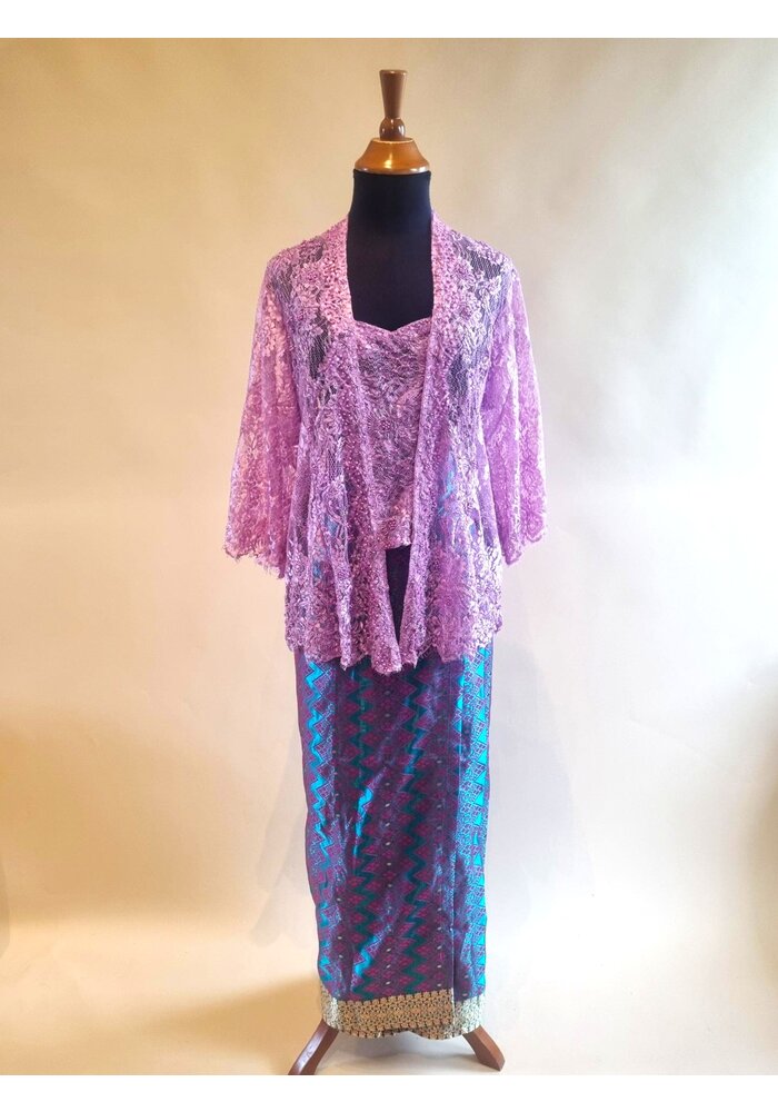 Kebaya glamour lila met bijpassende wikkel rok
