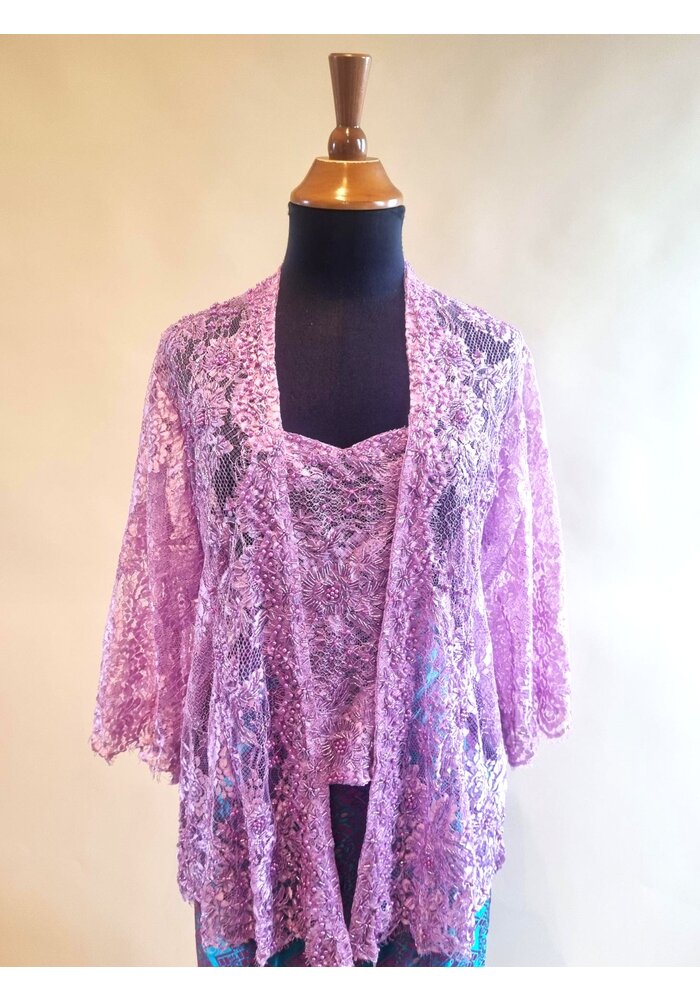 Kebaya glamour lila met bijpassende wikkel rok