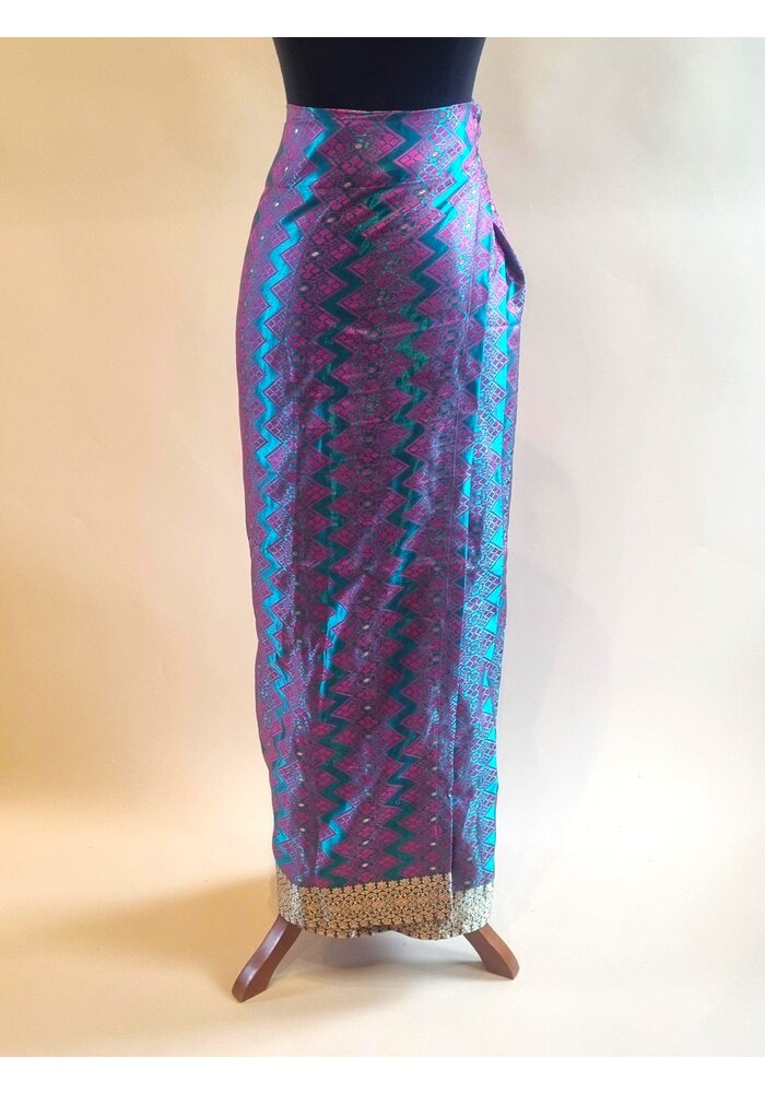Kebaya glamour lila met bijpassende wikkel rok