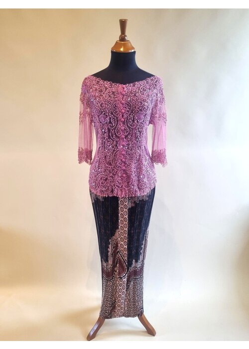 Kebaya glamour peach met bijpassende rok plisse