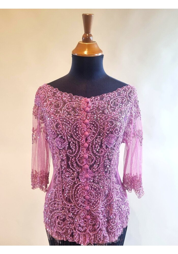 Kebaya glamour peach met bijpassende rok plisse