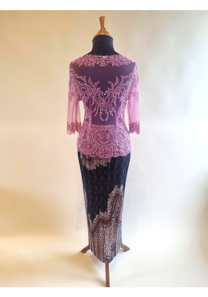 Kebaya glamour peach met bijpassende rok plisse