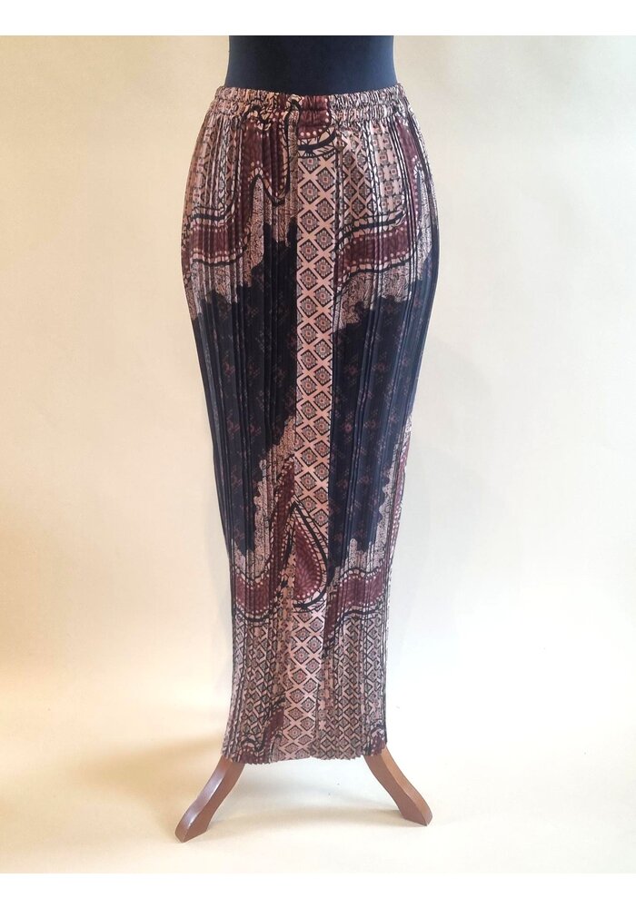 Kebaya glamour peach met bijpassende rok plisse