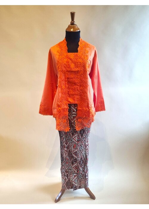 Kebaya klassiek oranje met bijpassende rok plissé