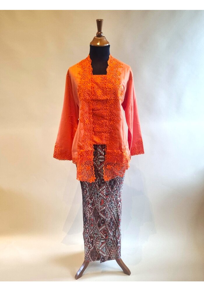 Kebaya klassiek oranje met bijpassende rok plissé