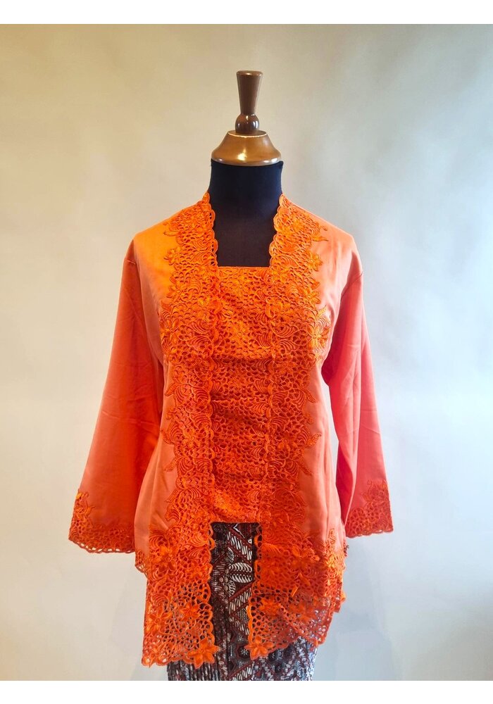Kebaya klassiek oranje met bijpassende rok plissé