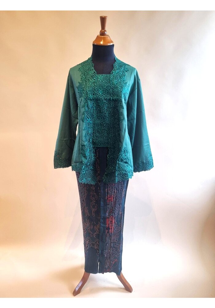 Kebaya klassiek donker groen met bijpassende rok plissé