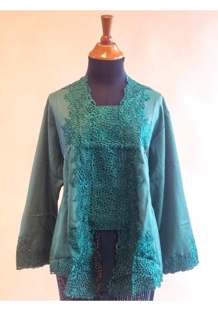 Kebaya klassiek donker groen met bijpassende rok plissé