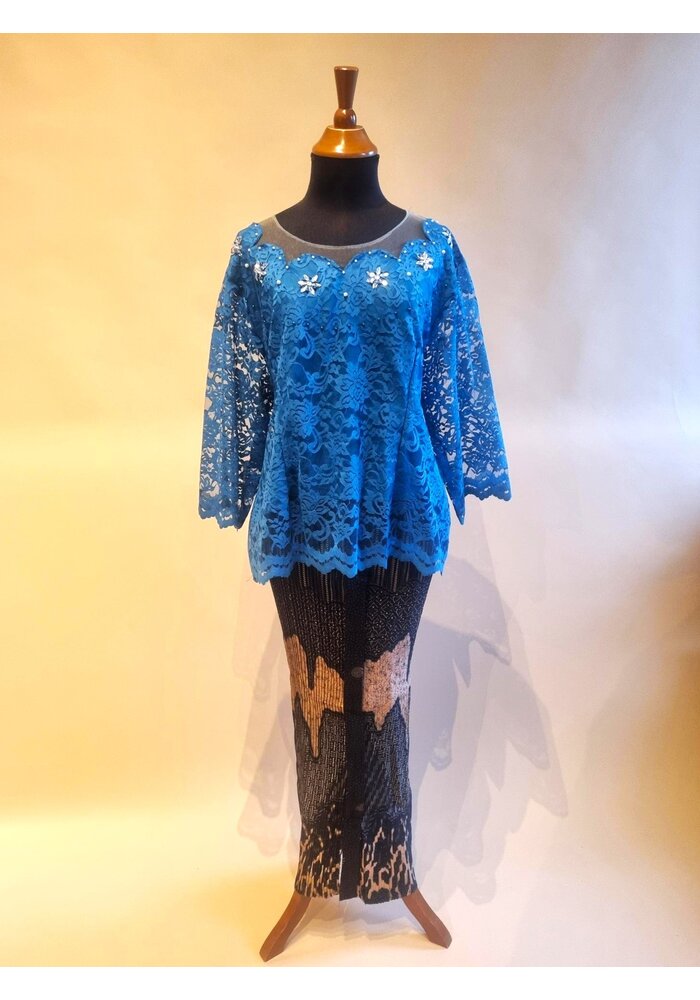 Kebaya modern petrol met bijpassende rok plissé