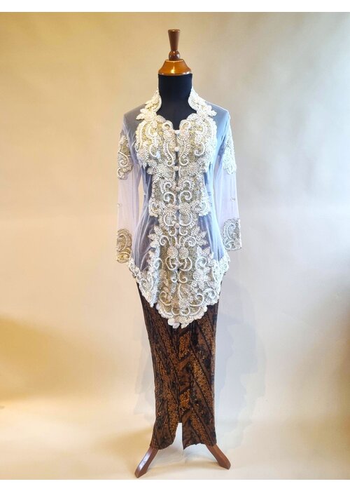 Kebaya glamour creme met bijpassende rok plissé