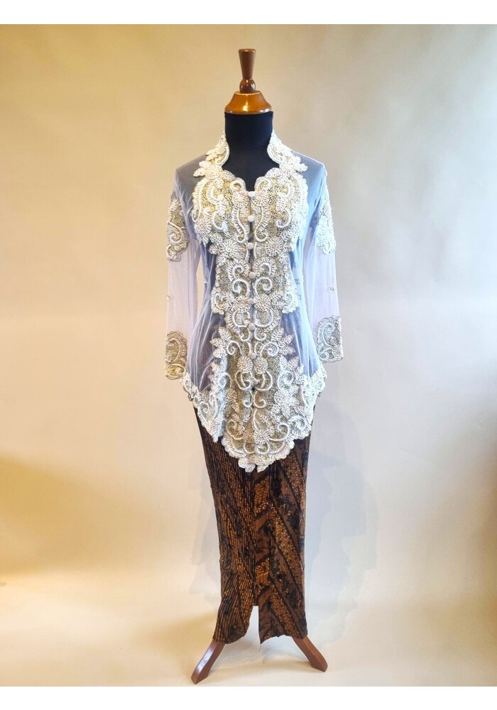 Kebaya glamour creme met bijpassende rok plissé