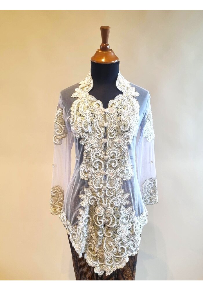 Kebaya glamour creme met bijpassende rok plissé