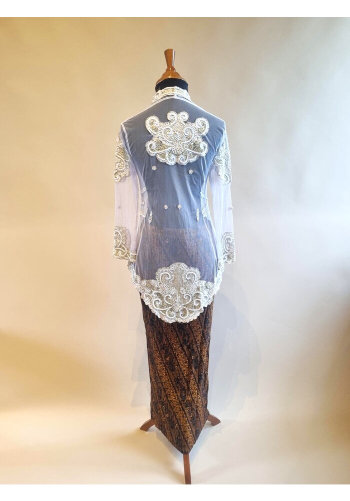 Kebaya glamour creme met bijpassende rok plissé