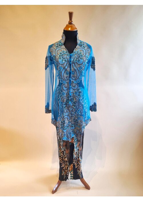 Kebaya glamour blauw met bijpassende rok plissé