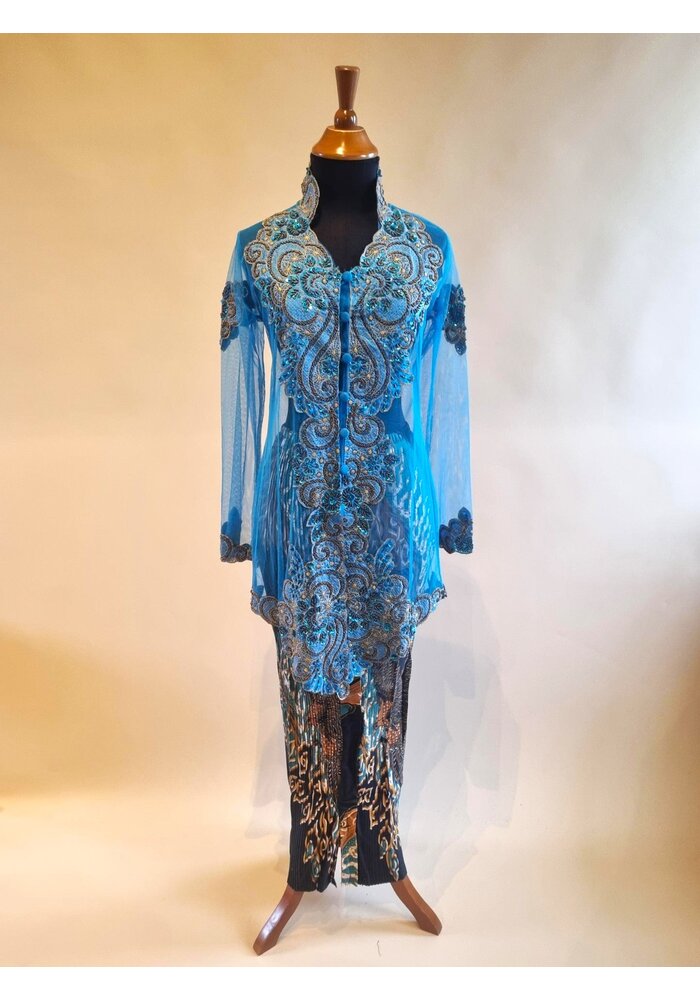 Kebaya glamour blauw met bijpassende rok plissé