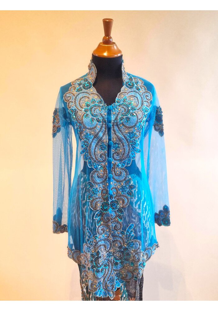 Kebaya glamour blauw met bijpassende rok plissé