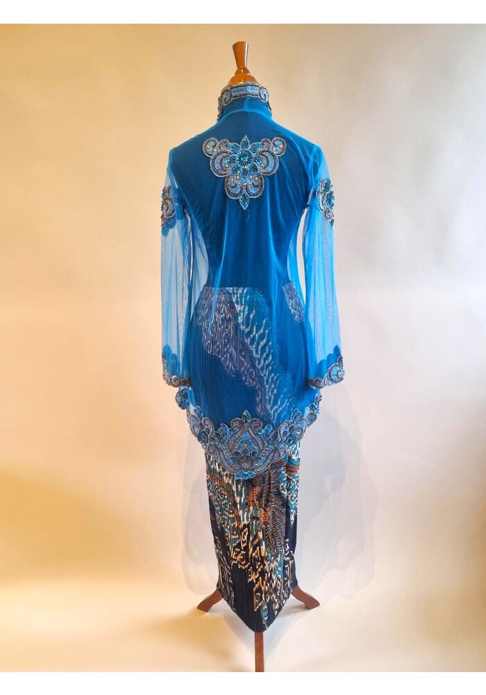 Kebaya glamour blauw met bijpassende rok plissé