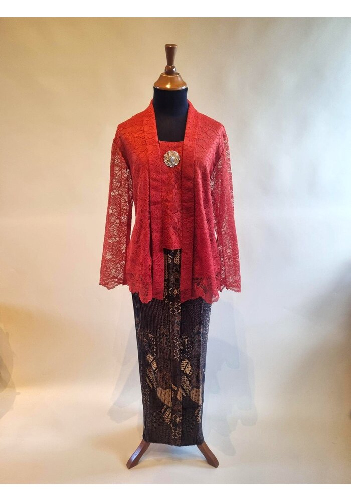 Kebaya klassiek terracotta met rok plissé