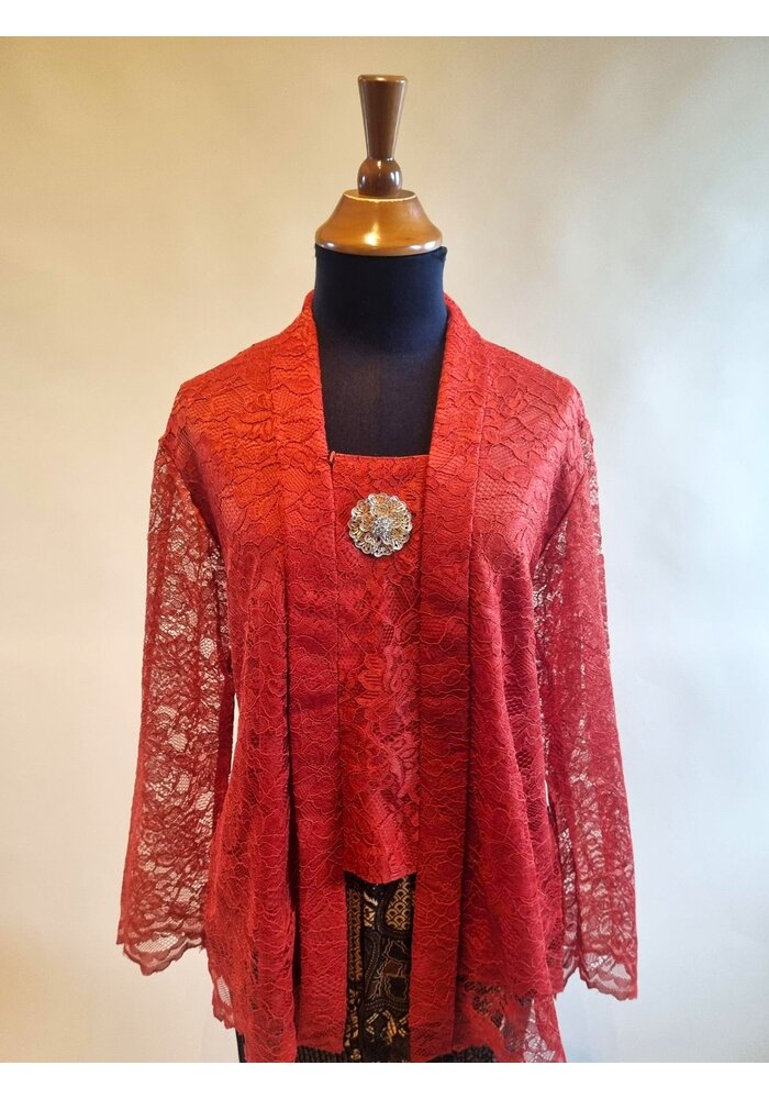 Kebaya klassiek terracotta met rok plissé