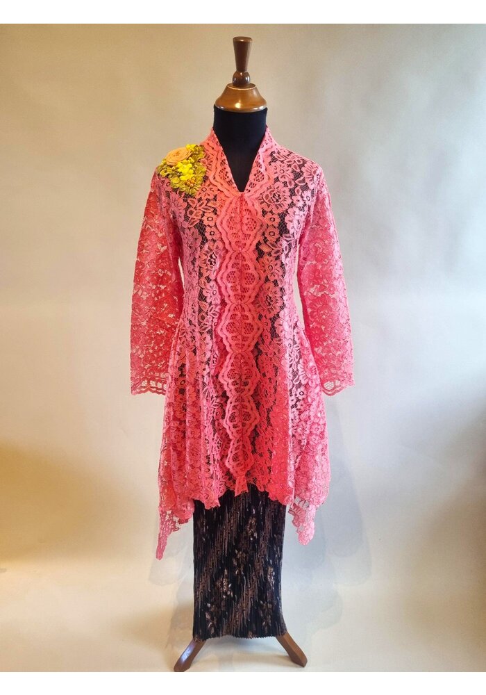 Kebaya modern zalm met bijpassende rok plissé